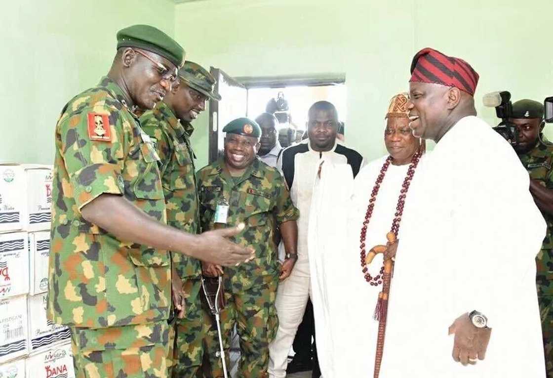 Hotunan Buratai da Ambode yayin bude wata sabuwar barikin sojoji a Legas