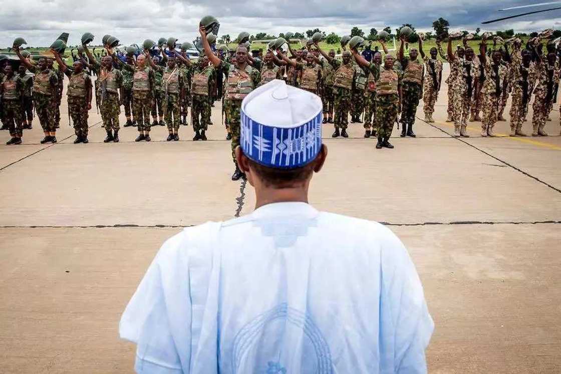 Da duminsa: Buhari ya kai ziyarar bazata ga rundunar Ofireshon Daji, Diran Mikiya Da duminsa: Buhari ya kai ziyarar bazata ga rundunar Ofireshon Daji, Diran Mikiya