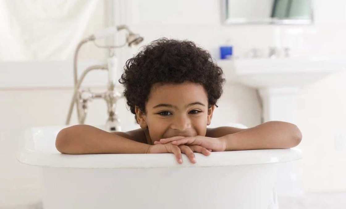 Lafiya Jari: Masana sun zayyana illoli 4 da ke tattare da yin wanka kullum Lafiya Jari: Masana sun zayyana illoli 4 da ke tattare da yin wanka kullum