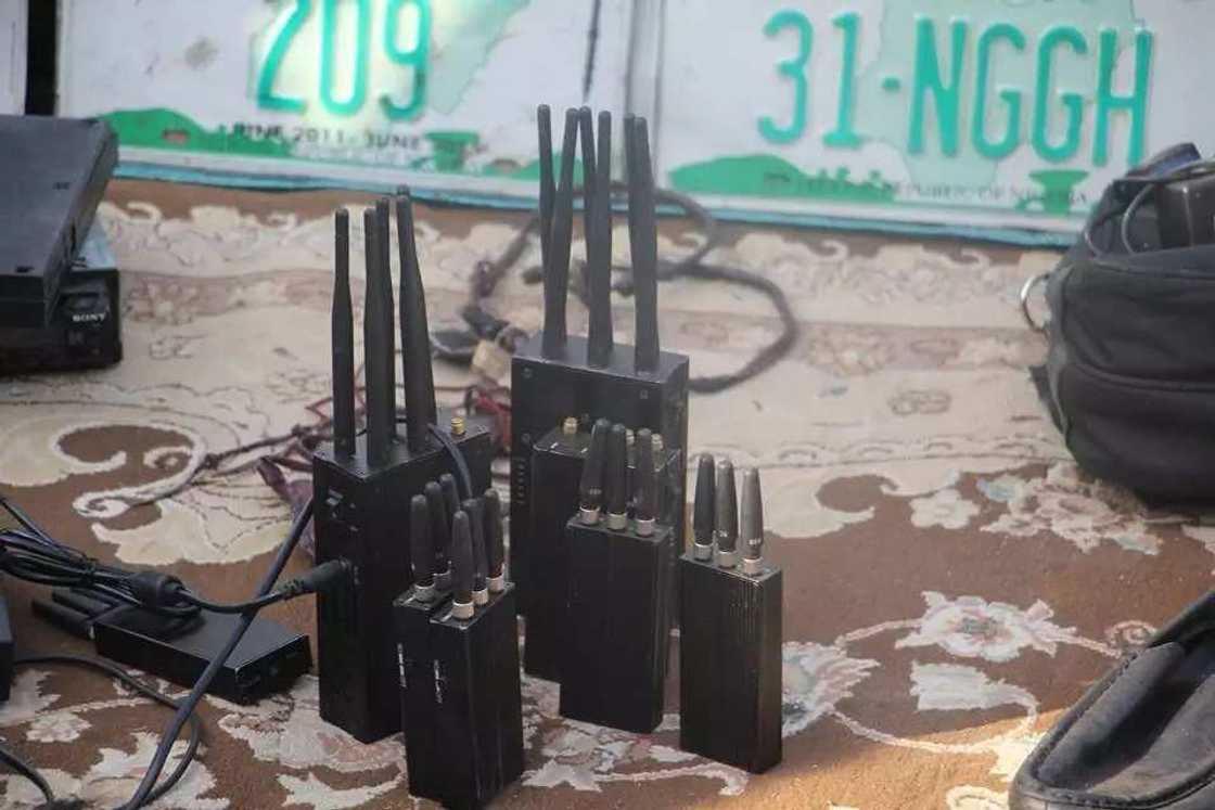 Dubi hotunan gungun 'yan fashi 48 da aka kama tare da makamai a jihar Neja Dubi hotunan gungun 'yan fashi 48 da aka kama tare da makamai a jihar Neja