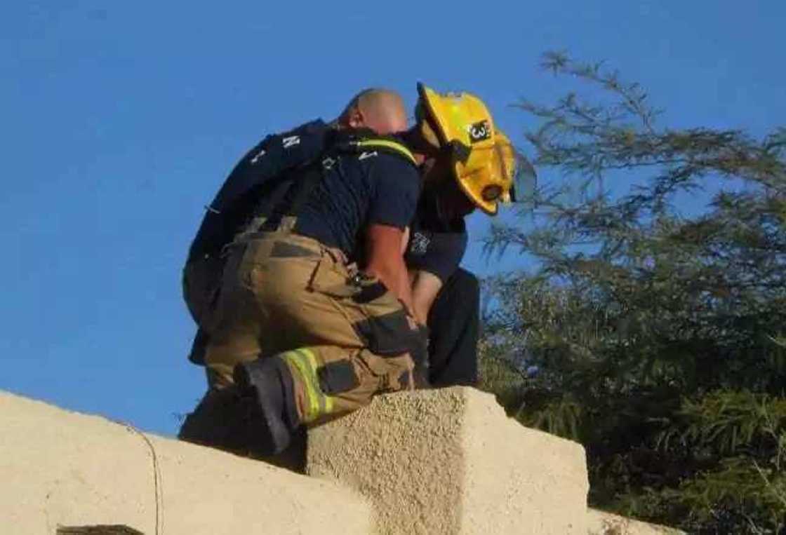 Abin dariya: Ya makale a bututun hayakin gidansa Abin dariya: Ya makale a bututun hayakin gidansa