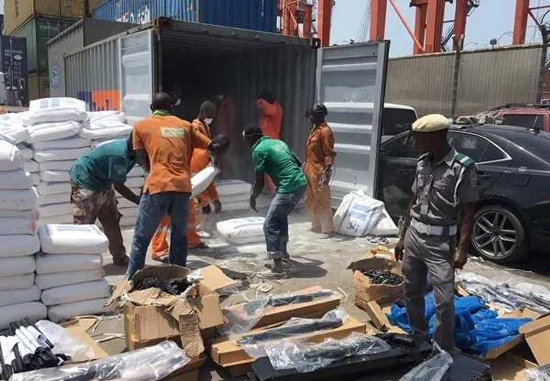 Hotunan bindigu 440 da aka kama a jihar Legas Hotunan bindigu 440 da aka kama a jihar Legas