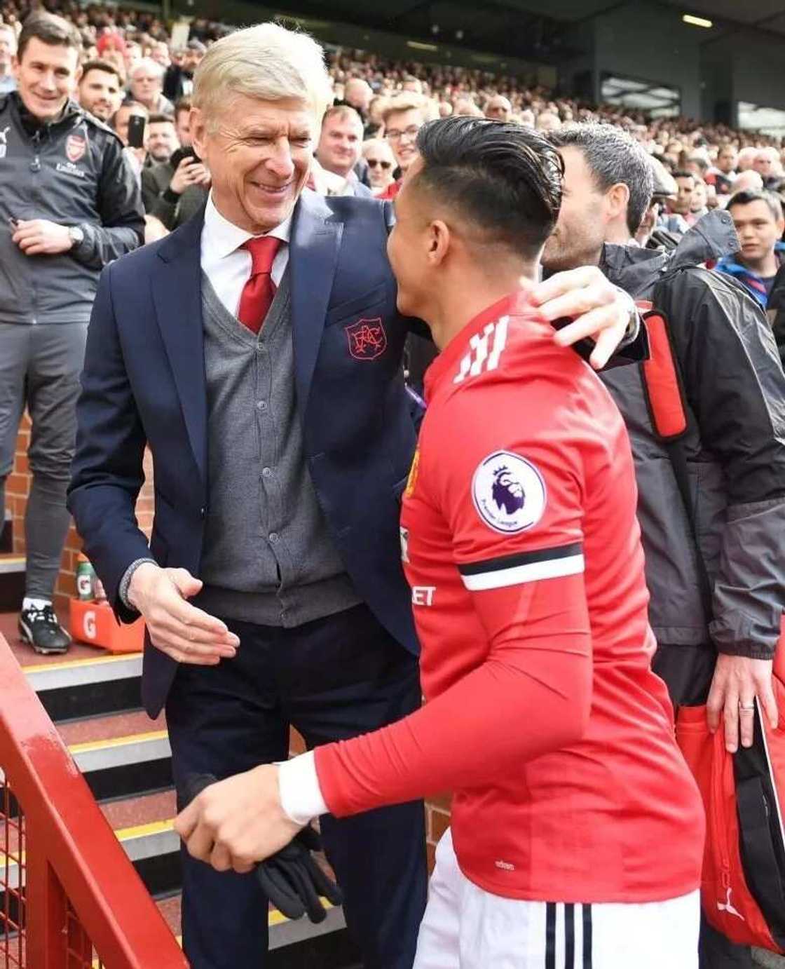 Alexis Sanchez finally got his chance to say goodbye to Arsene Wenger Alexis Sanchez finally got his chance to say goodbye to Arsene Wenger