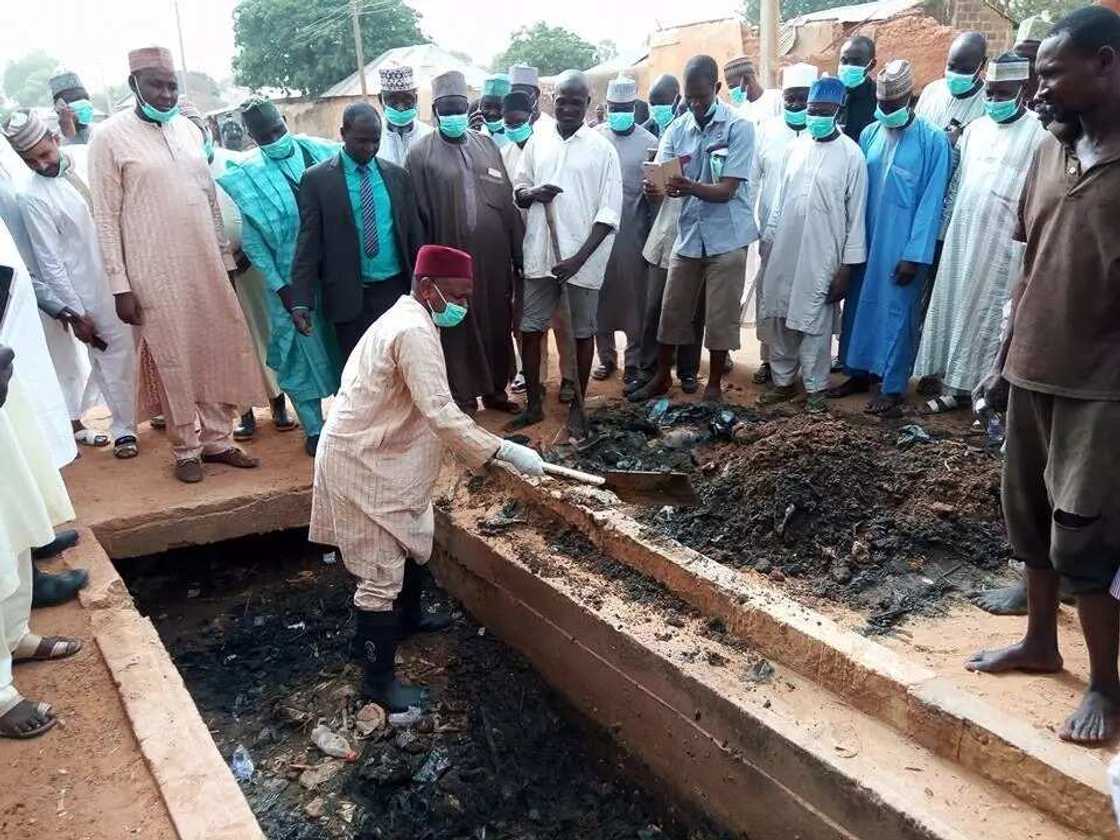 Wutar lantarki ta aika da wani mutumi lahira yayin da yake kokarin satar wayoyin lantarki Wutar lantarki ta aika da wani mutumi lahira yayin da yake kokarin satar wayoyin lantarki