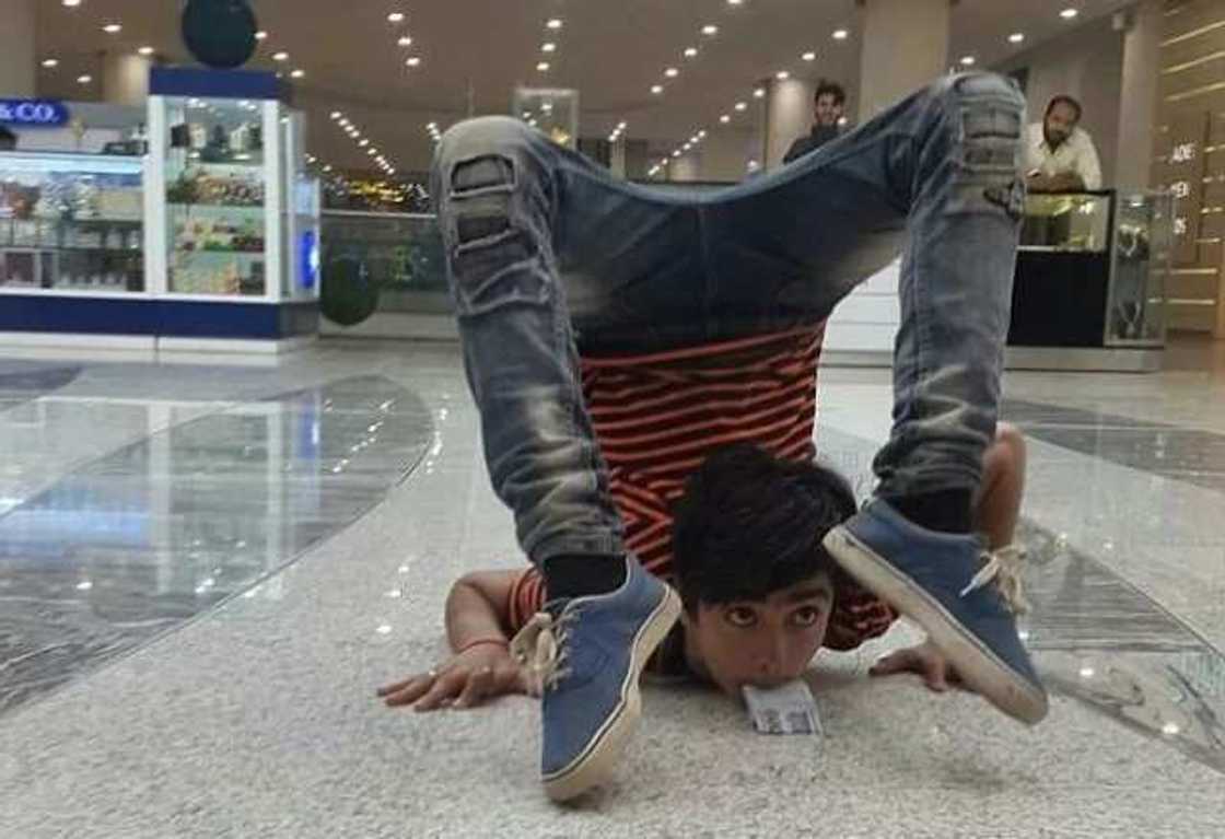 Al’ajabi: Wannan yaro Mai shekaru 14 na iya juya kanshi har baya Al’ajabi: Wannan yaro Mai shekaru 14 na iya juya kanshi har baya