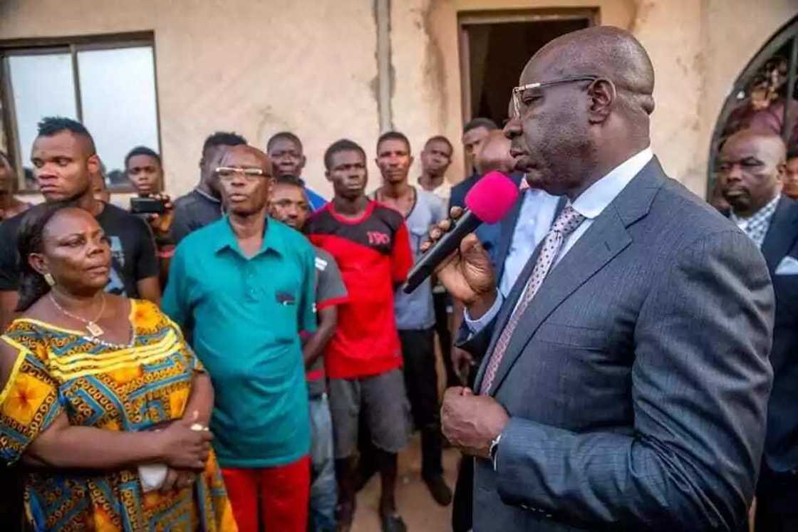 Hotunan ta'aziyyar Gwamna Obaseki ga iyalan direban da 'dan sanda ya kashe a Edo