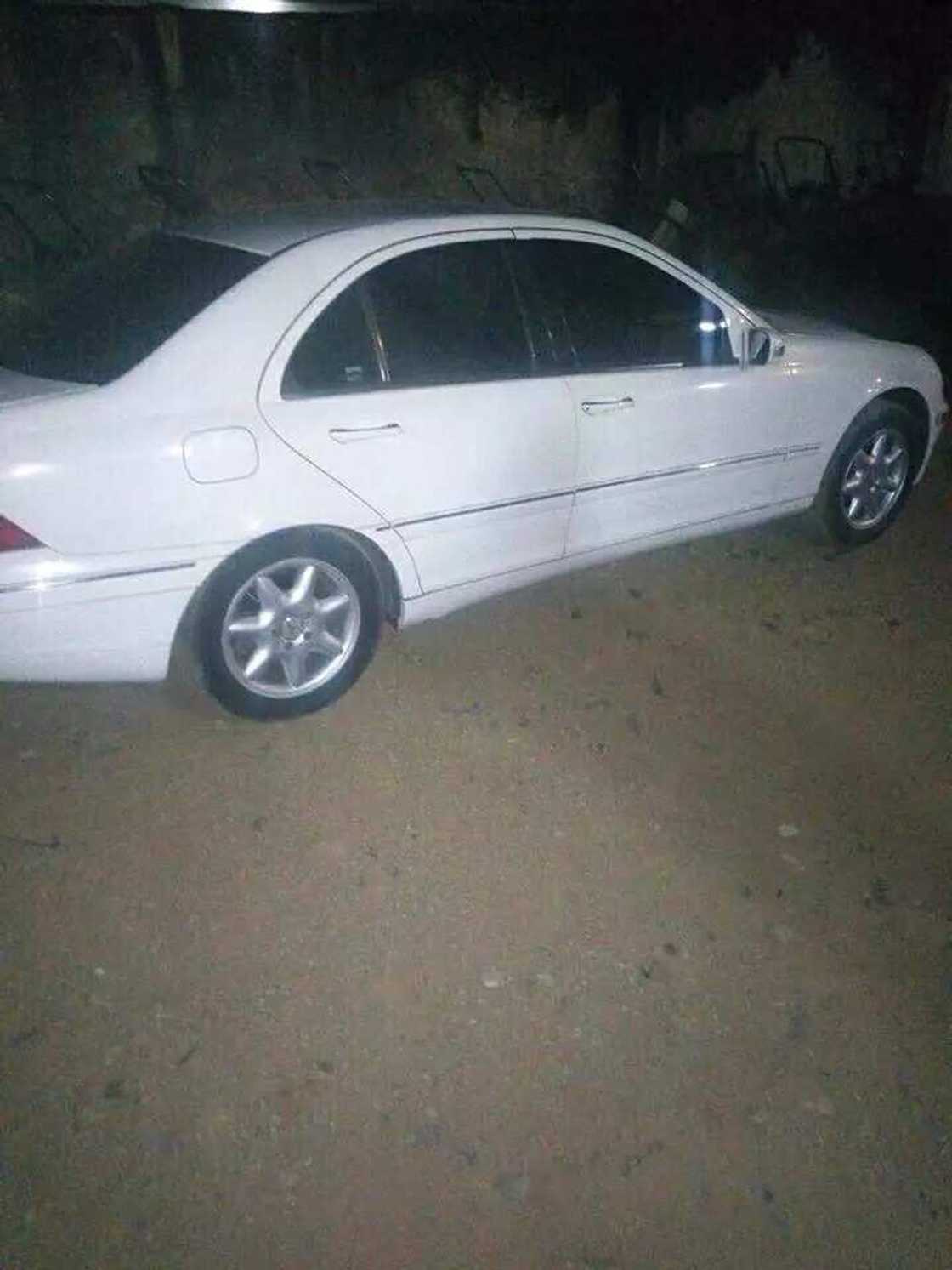 Wata tsaleliyar Budurwa ta saki hotunan dalleliyar motar da tace Shehu Sani ya yi mata kyauta Wata tsaleliyar Budurwa ta saki hotunan dalleliyar motar da tace Shehu Sani ya yi mata kyauta