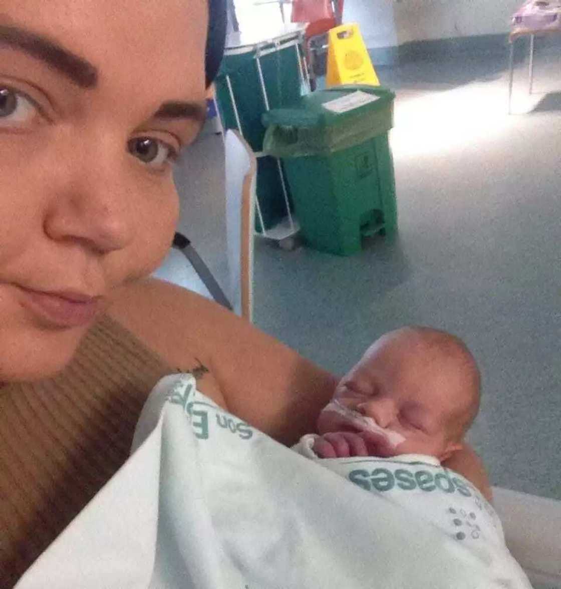 Wata mata ta fara nakuda inda batasan tana da juna biyu ba Wata mata ta fara nakuda inda batasan tana da juna biyu ba