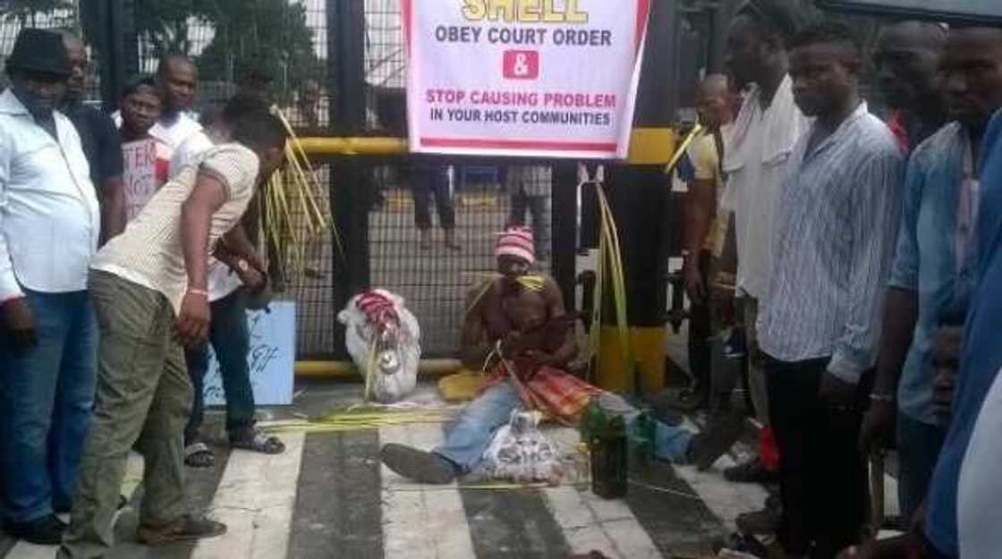 Communities calls herbalist to block entrance gate of SHELL for refusing to obey court order (photo) Communities calls herbalist to block entrance gate of SHELL for refusing to obey court order (photo)