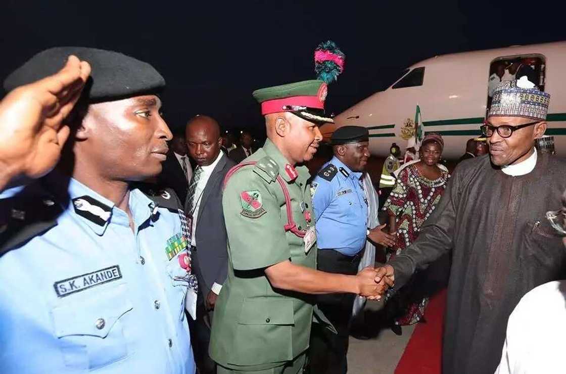 Yanzu-Yanzu: Shugaba Buhari ya dawo gida Najeriya Yanzu-Yanzu: Shugaba Buhari ya dawo gida Najeriya