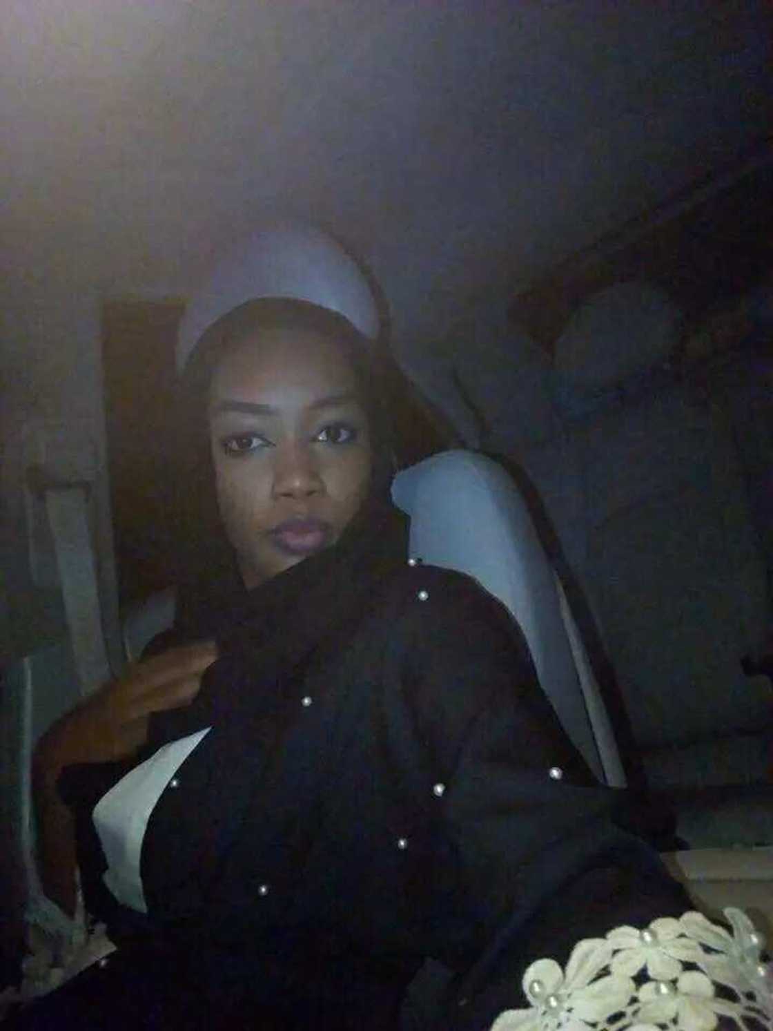 Wata tsaleliyar Budurwa ta saki hotunan dalleliyar motar da tace Shehu Sani ya yi mata kyauta Wata tsaleliyar Budurwa ta saki hotunan dalleliyar motar da tace Shehu Sani ya yi mata kyauta