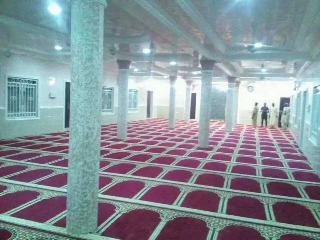 Dan Majalisar Tarayya ya mallakawa kungiyar Izala katafaren Masallacin da ya gina (hotuna) Dan Majalisar Tarayya ya mallakawa kungiyar Izala katafaren Masallacin da ya gina (hotuna)