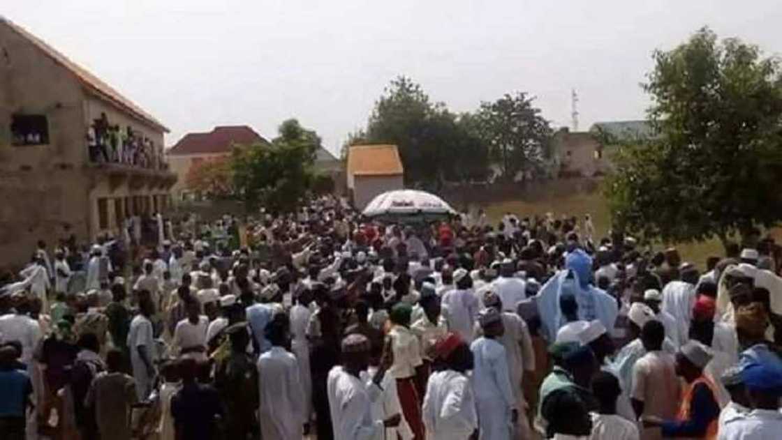 Uwar Dangote, Mariya Dantata ta ciyar da gajiyayyu 5000, ta gina Masallaci Uwar Dangote, Mariya Dantata ta ciyar da gajiyayyu 5000, ta gina Masallaci