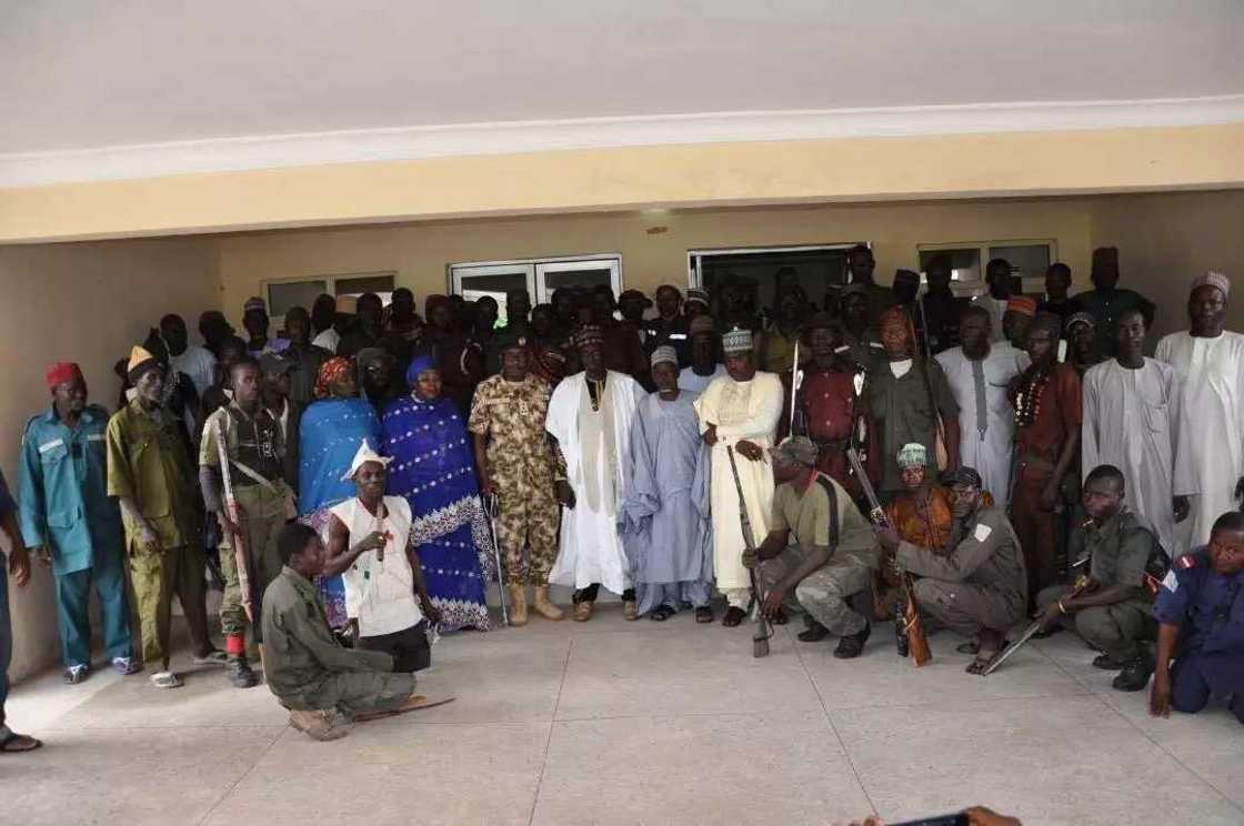 Yaki da Boko Haram: Rundunar Sojojin Najeriya ta hada kai da mafarauta da yan tauri Yaki da Boko Haram: Rundunar Sojojin Najeriya ta hada kai da mafarauta da yan tauri