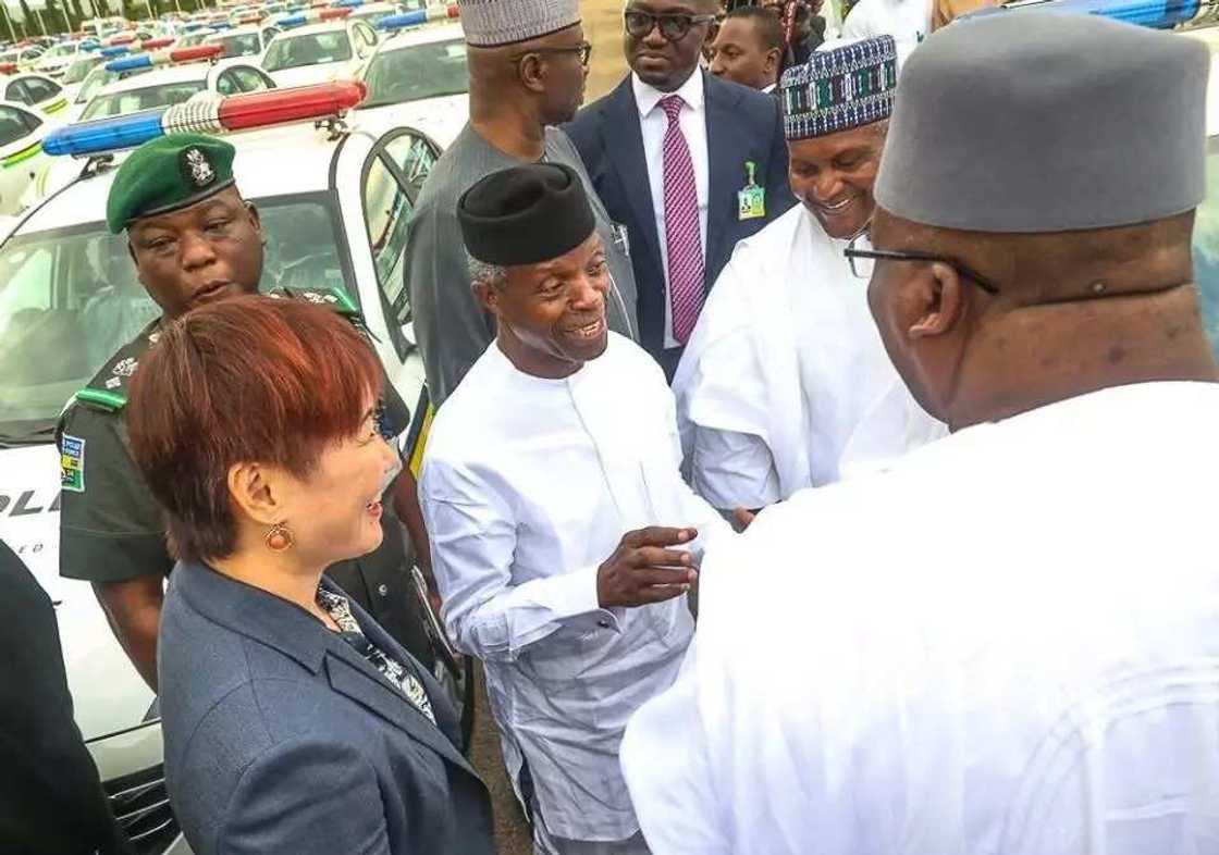 Osinbajo ya yabawa Dangote dangane da Gudunmuwar Motoci 150 da ya bai wa Hukumar 'Yan sandan Najeriya Osinbajo ya yabawa Dangote dangane da Gudunmuwar Motoci 150 da ya bai wa Hukumar 'Yan sandan Najeriya