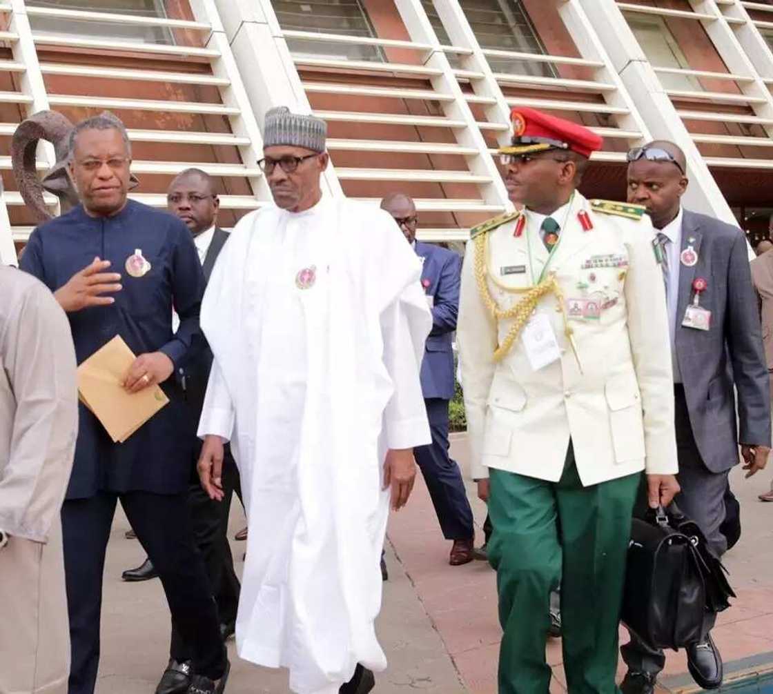 Shugaba Buhari tare da Kanal Muhammad Lawal Abubakar a bakin aikin sa Shugaba Buhari tare da Kanal Muhammad Lawal Abubakar a bakin aikin sa