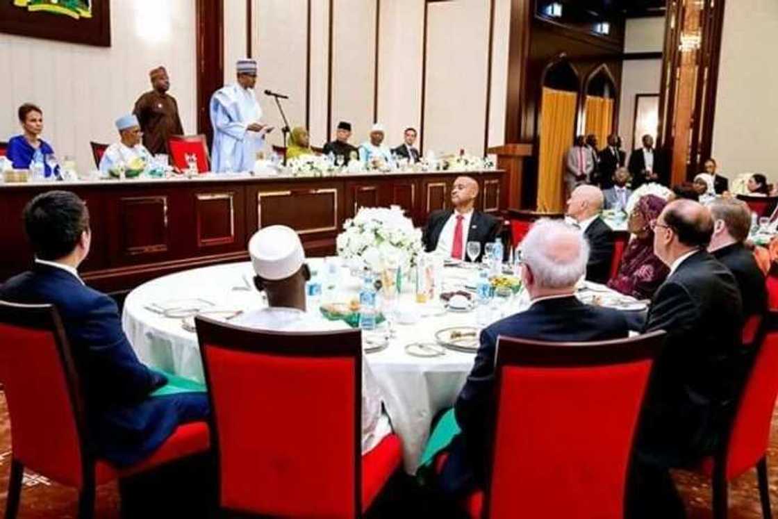 Buhari ya karya Azuminsa tare da jakadun kasashen Duniya (Hotuna) Buhari ya karya Azuminsa tare da jakadun kasashen Duniya (Hotuna)