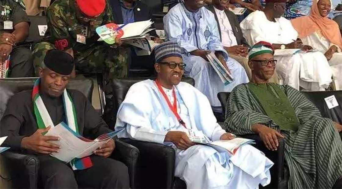 Gangamin APC: Oyegun ya yi jawaban bankwana ma su ratsa jiki Gangamin APC: Oyegun ya yi jawaban bankwana ma su ratsa jiki