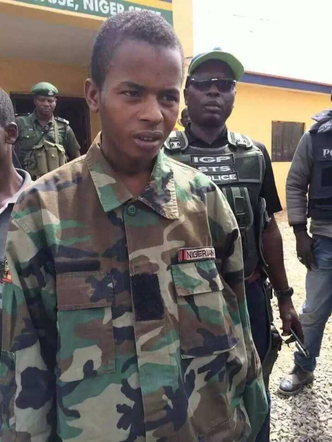 Mahaifiyata nake baiwa ajiyan bindiguna – Inji wani ƙasurgumi mai garkuwa da mutane Mahaifiyata nake baiwa ajiyan bindiguna – Inji wani ƙasurgumi mai garkuwa da mutane