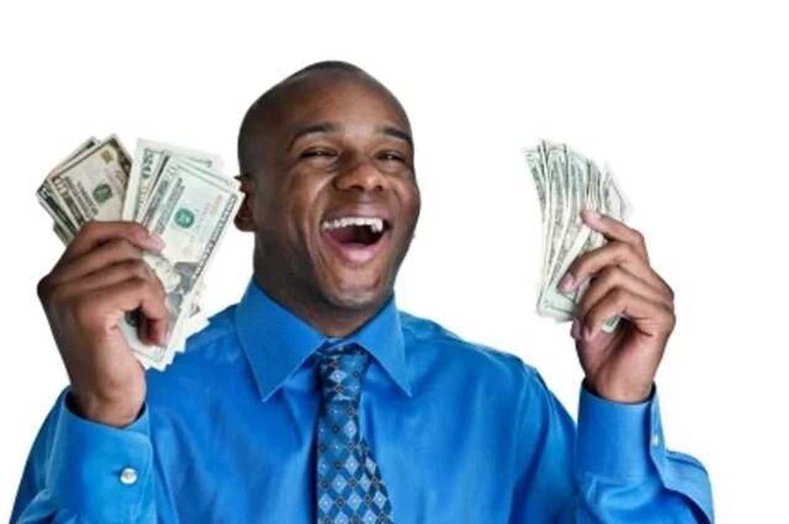 Abin nema ya samu: Dan fansho ya lashe kyautar miliyan daya a gasar banki Abin nema ya samu: Dan fansho ya lashe kyautar miliyan daya a gasar banki