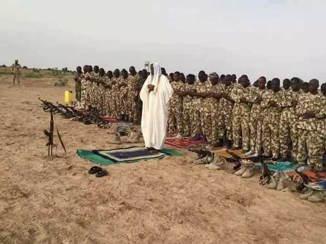 Sojojin Najeriya sunyi sallah a filin daga (hotuna) Sojojin Najeriya sunyi sallah a filin daga (hotuna)