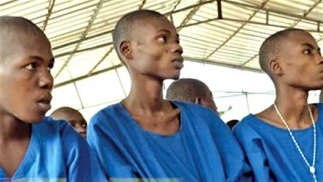 Fursononi 35 sun zana jarabawar WAEC daga gidan yarin jihar Legas Fursononi 35 sun zana jarabawar WAEC daga gidan yarin jihar Legas