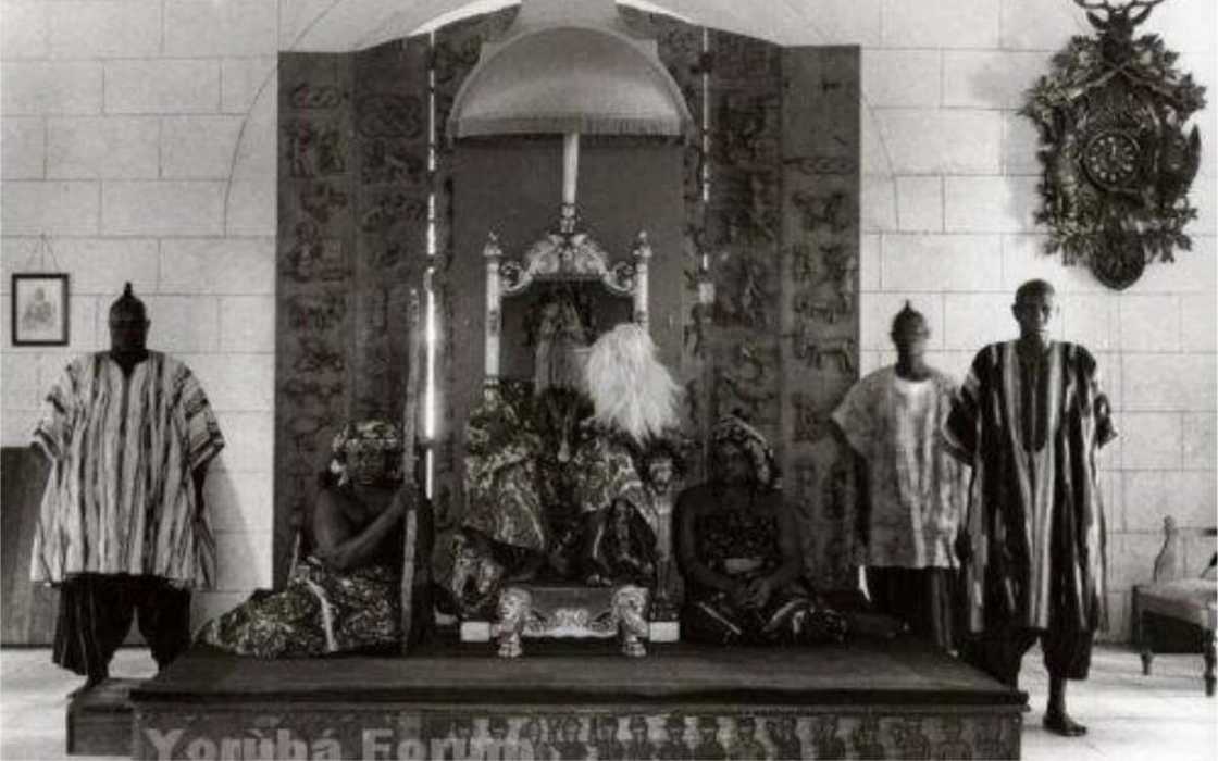 Oba Abubakar Siyanbola Onikepe Akanbi Ladigbolu in his palace (Photo Credit: Yoruba Forum) Oba Abubakar Siyanbola Onikepe Akanbi Ladigbolu in his palace (Photo Credit: Yoruba Forum)