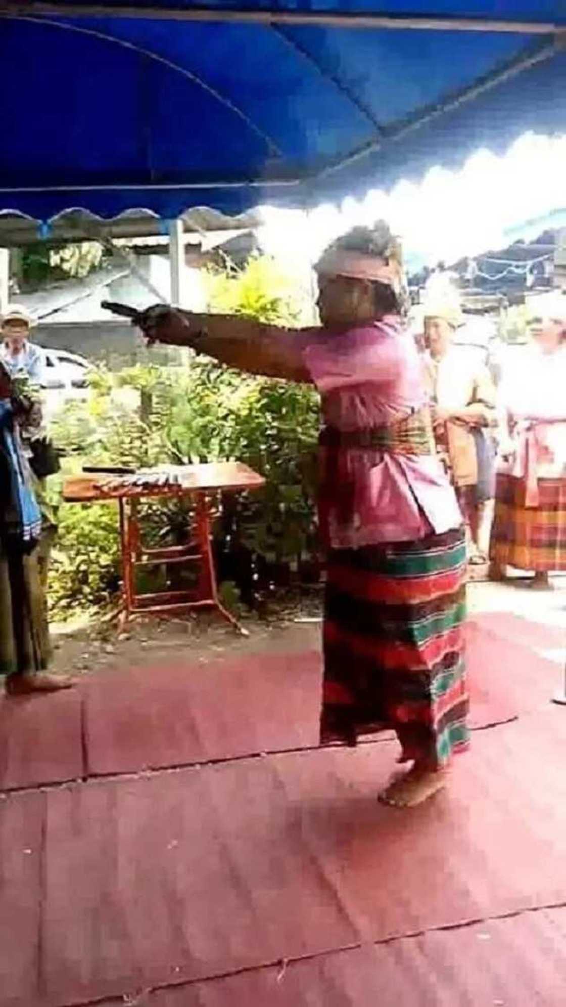 A garin wasa da zungureriyar wuƙa, ɗan tauri ya hallaka kansa (Hotuna) A garin wasa da zungureriyar wuƙa, ɗan tauri ya hallaka kansa (Hotuna)