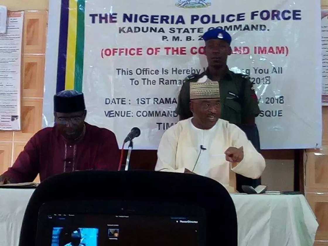 Ba duka aka zama da yaba: Kalli yadda wani Dansanda ke gabatar da Tafsirin Al-Qur’ani Ba duka aka zama da yaba: Kalli yadda wani Dansanda ke gabatar da Tafsirin Al-Qur’ani