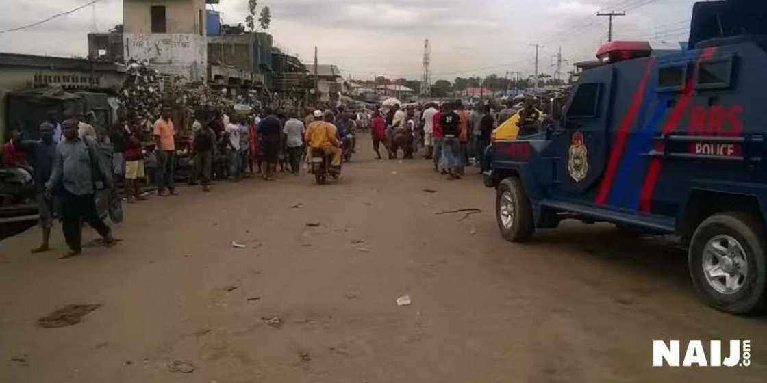 BREAKING: Houses burnt as Yoruba, Igbos clash in Mushin BREAKING: Houses burnt as Yoruba, Igbos clash in Mushin