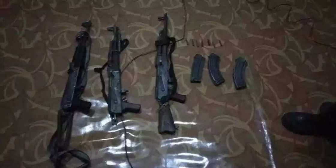 Yanzu Yanzu: Rundunar soji sun kashe yan ta’addan Boko Haram 2 sun kuma kwato makamai (hotuna) Yanzu Yanzu: Rundunar soji sun kashe yan ta’addan Boko Haram 2 sun kuma kwato makamai (hotuna)