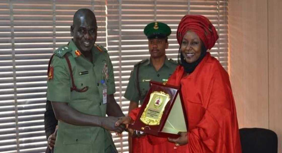 Uwargidar Buratai ta yi ma wasu al’ummar jahar Taraba sha tara ta arziki Uwargidar Buratai ta yi ma wasu al’ummar jahar Taraba sha tara ta arziki