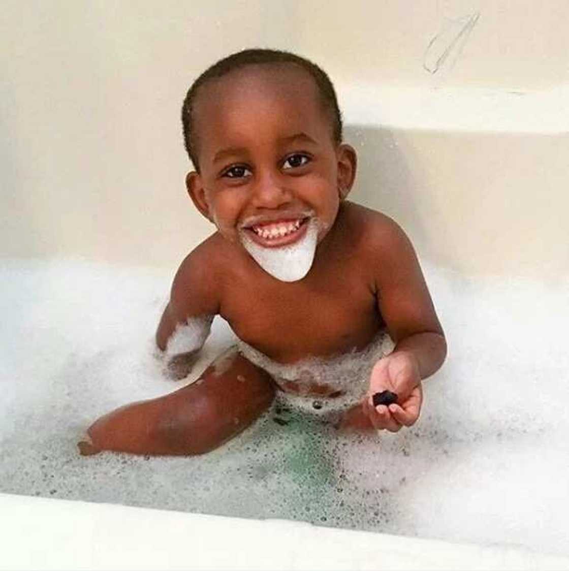 Hotuna kyawawan yara maza guda 6 Hotuna kyawawan yara maza guda 6