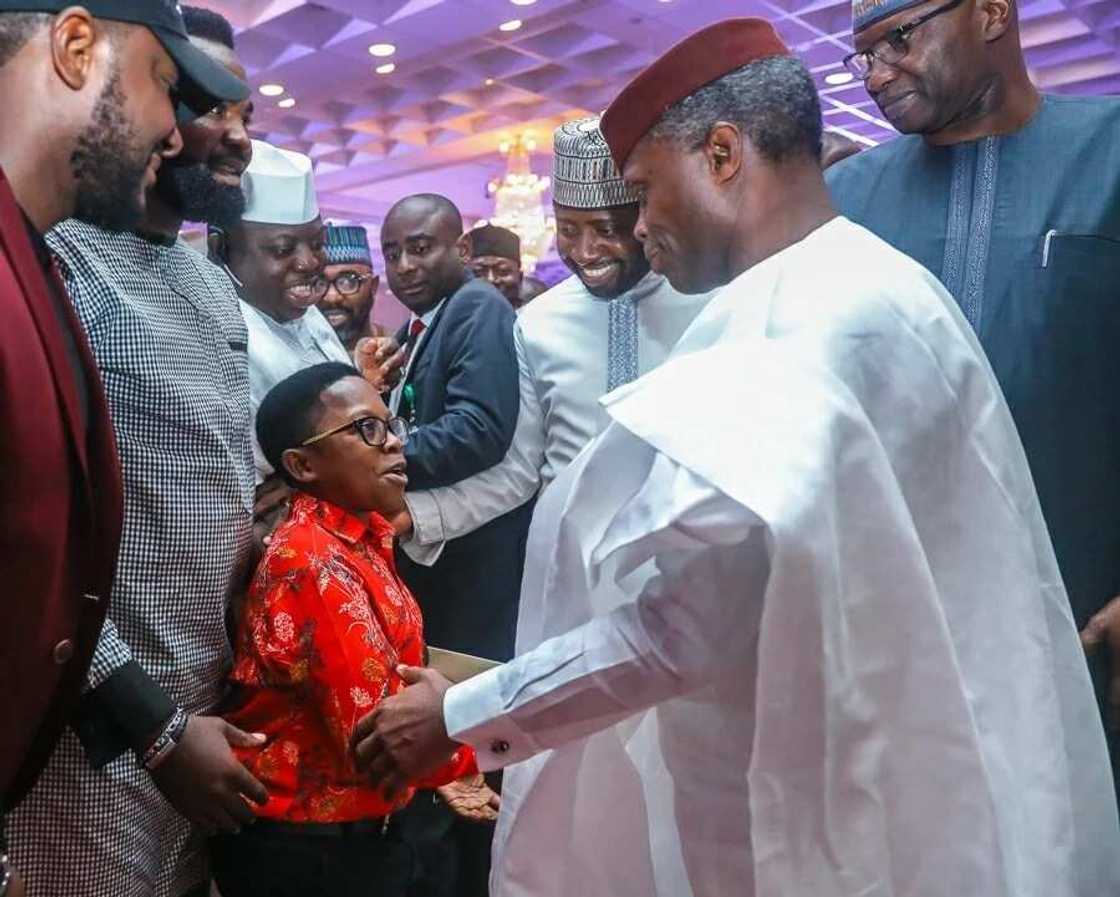 Dandalin Kannywood: Jarumin jarumai Adam Zango ya amsa kirar fadar shugaban kasa (Hotuna) Dandalin Kannywood: Jarumin jarumai Adam Zango ya amsa kirar fadar shugaban kasa (Hotuna)