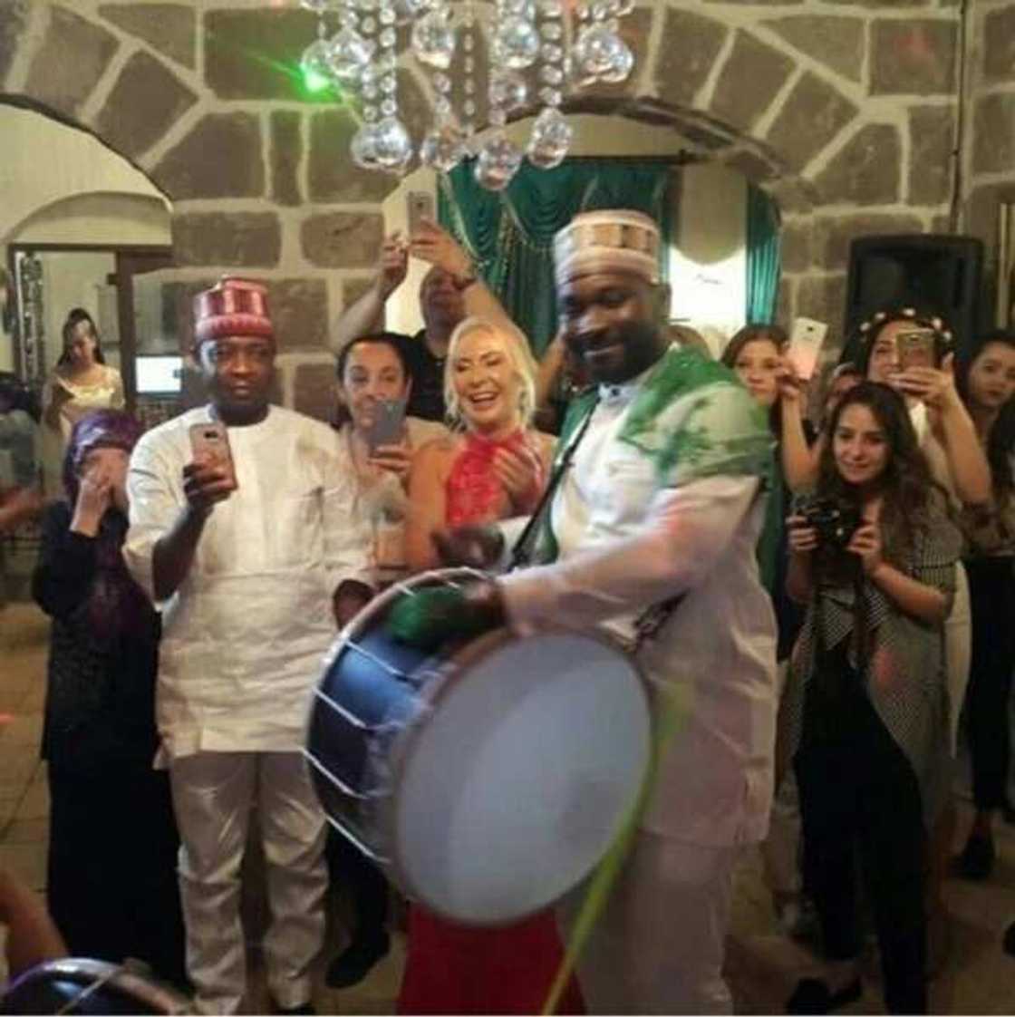 Hotunan auren wani Bahaushe da Baturiya da su ka burgew jama'a Hotunan auren wani Bahaushe da Baturiya da su ka burgew jama'a