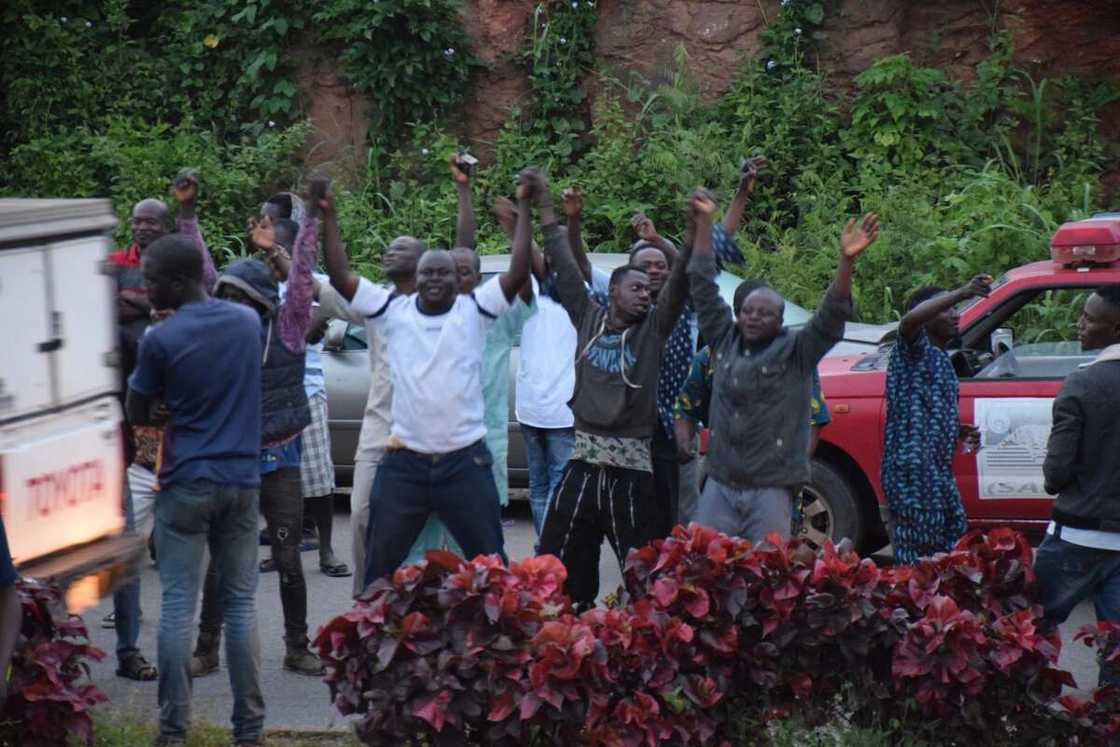 Hangen nasara: Magoya bayan PDP sun fara rera waka suna tikar rawar murna Hangen nasara: Magoya bayan PDP sun fara rera waka suna tikar rawar murna