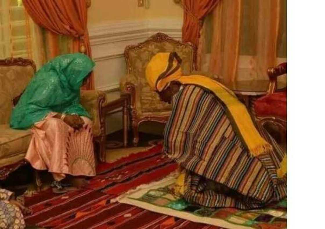 Emir of Kano kneels before his mother (photo) Emir of Kano kneels before his mother (photo)