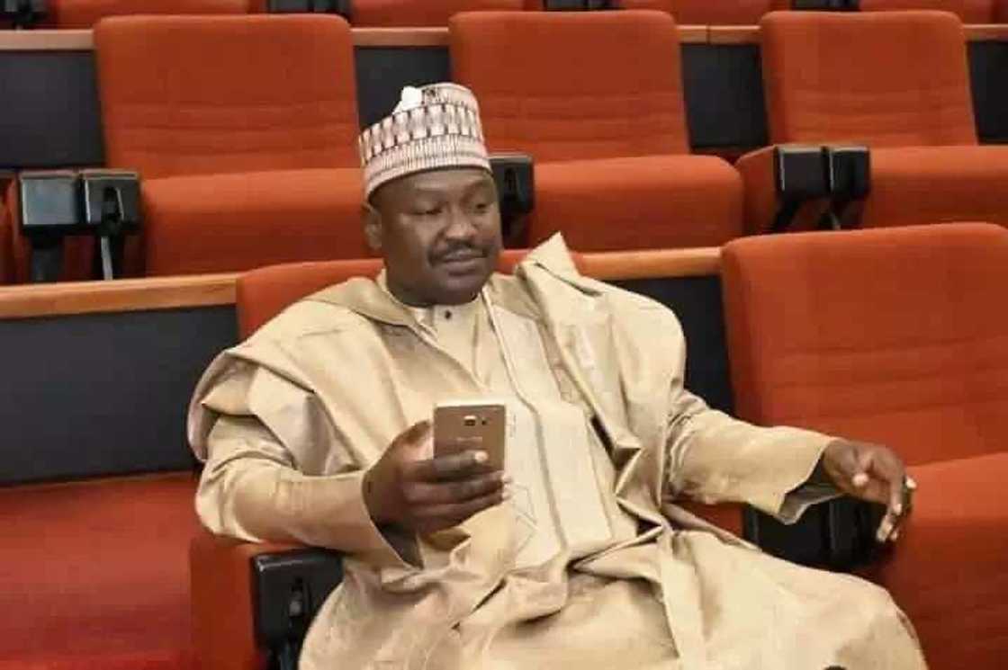 Rikicin Sanata Misau da shugaban 'yan sanda: Gwamnatin tarayya ta nemi sasanci Rikicin Sanata Misau da shugaban 'yan sanda: Gwamnatin tarayya ta nemi sasanci