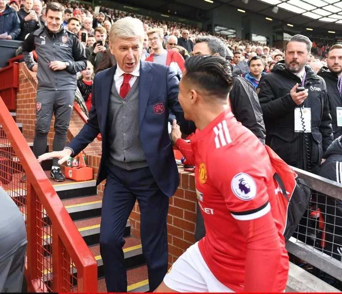 Alexis Sanchez finally got his chance to say goodbye to Arsene Wenger Alexis Sanchez finally got his chance to say goodbye to Arsene Wenger