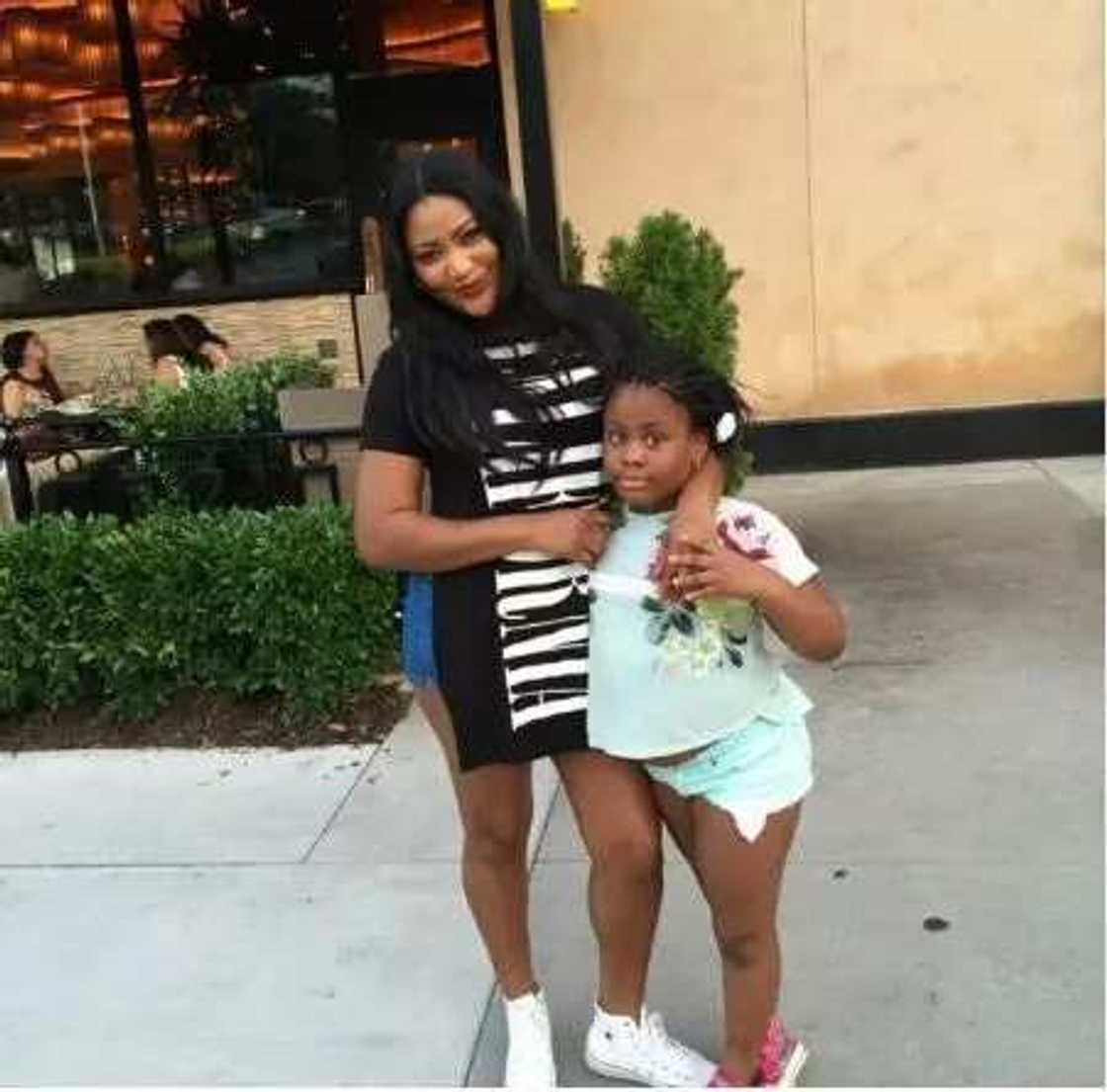 Uche Elendu looks radiant during baby shower Uche Elendu looks radiant during baby shower