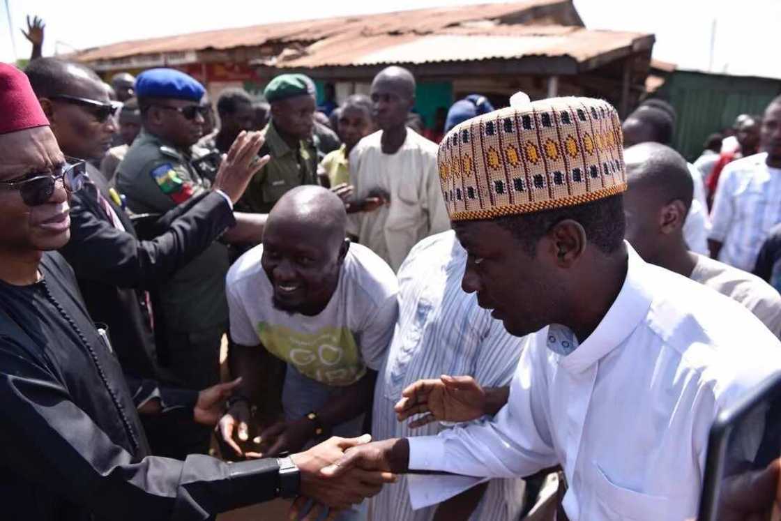 Rikicin Kaduna: El-Rufa'i ya zagaya sassan da rikici ya shafa, ya ziyarci asibitoci (Hotuna) Rikicin Kaduna: El-Rufa'i ya zagaya sassan da rikici ya shafa, ya ziyarci asibitoci (Hotuna)