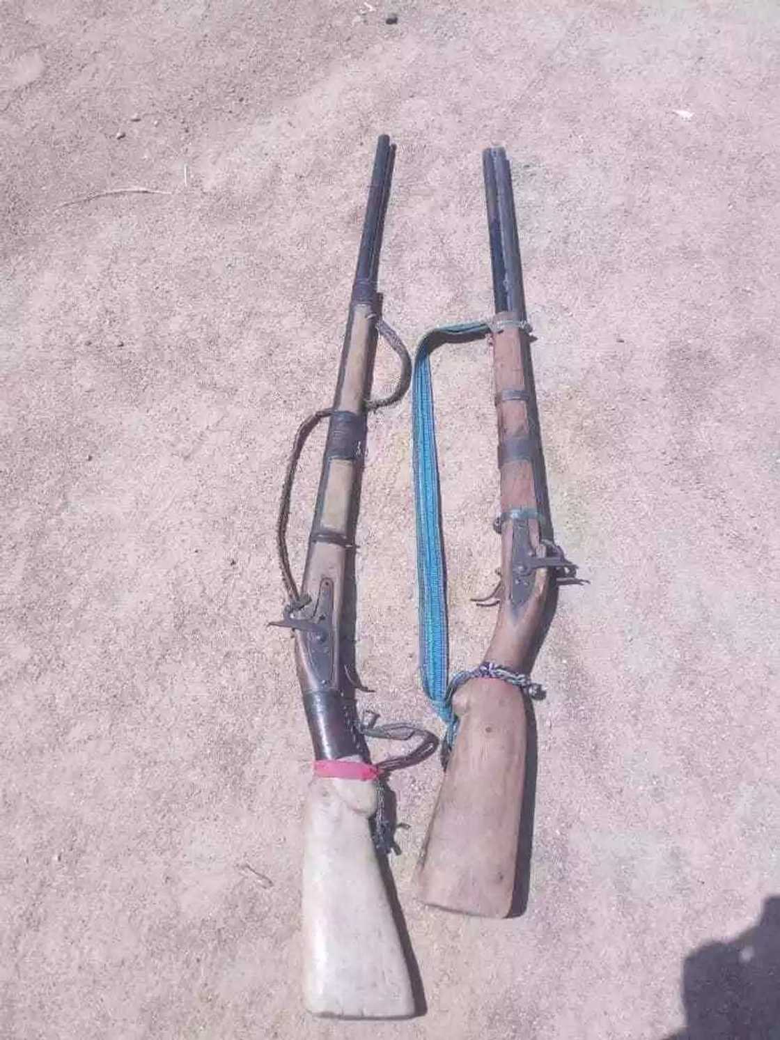 Dakarun soji sun ceto mata 7 da yara 5 daga hannun 'yan Boko Haram, hotuna Dakarun soji sun ceto mata 7 da yara 5 daga hannun 'yan Boko Haram, hotuna