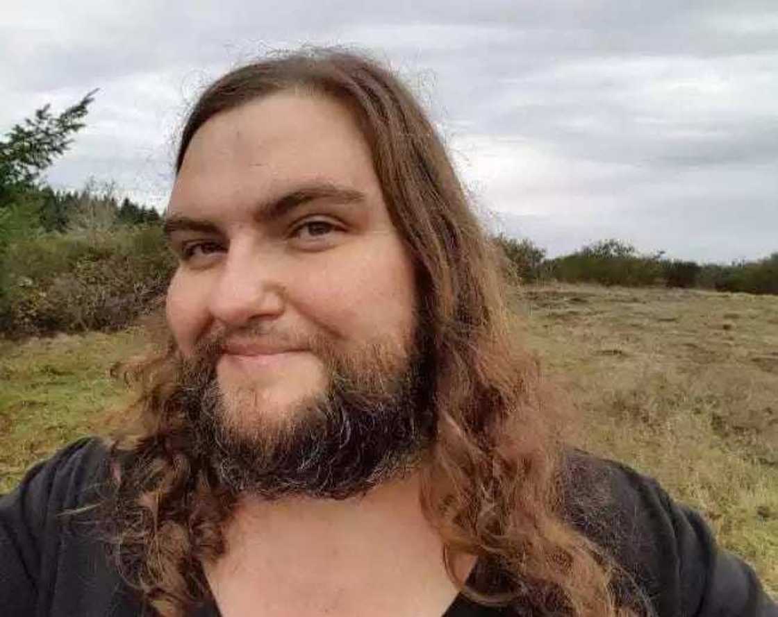 Mace mai gemu, mai zawarawa da yawa Mace mai gemu, mai zawarawa da yawa