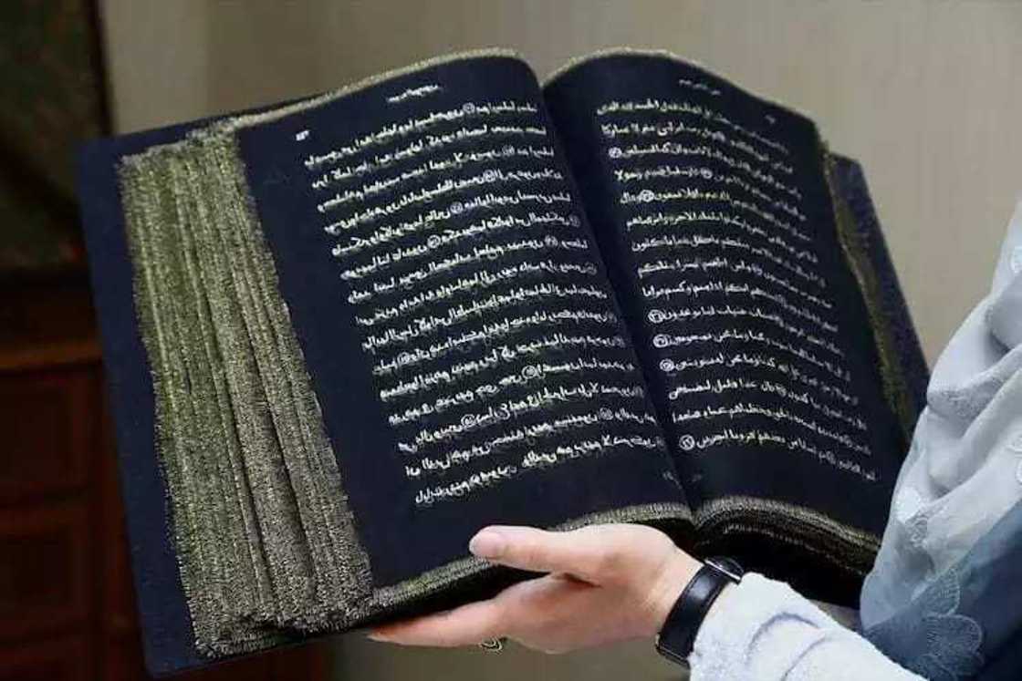 Ta rubuta Al-Qur’ani gaba daya da tawadan ruwan Zinari Ta rubuta Al-Qur’ani gaba daya da tawadan ruwan Zinari