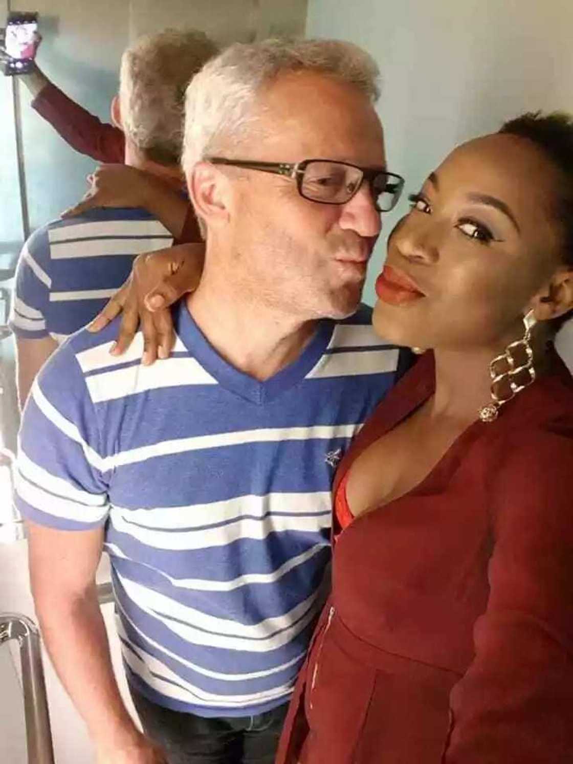 An kama bature da ake zargin shi ya kashe matarsa da 'yarsa a Legas An kama bature da ake zargin shi ya kashe matarsa da 'yarsa a Legas