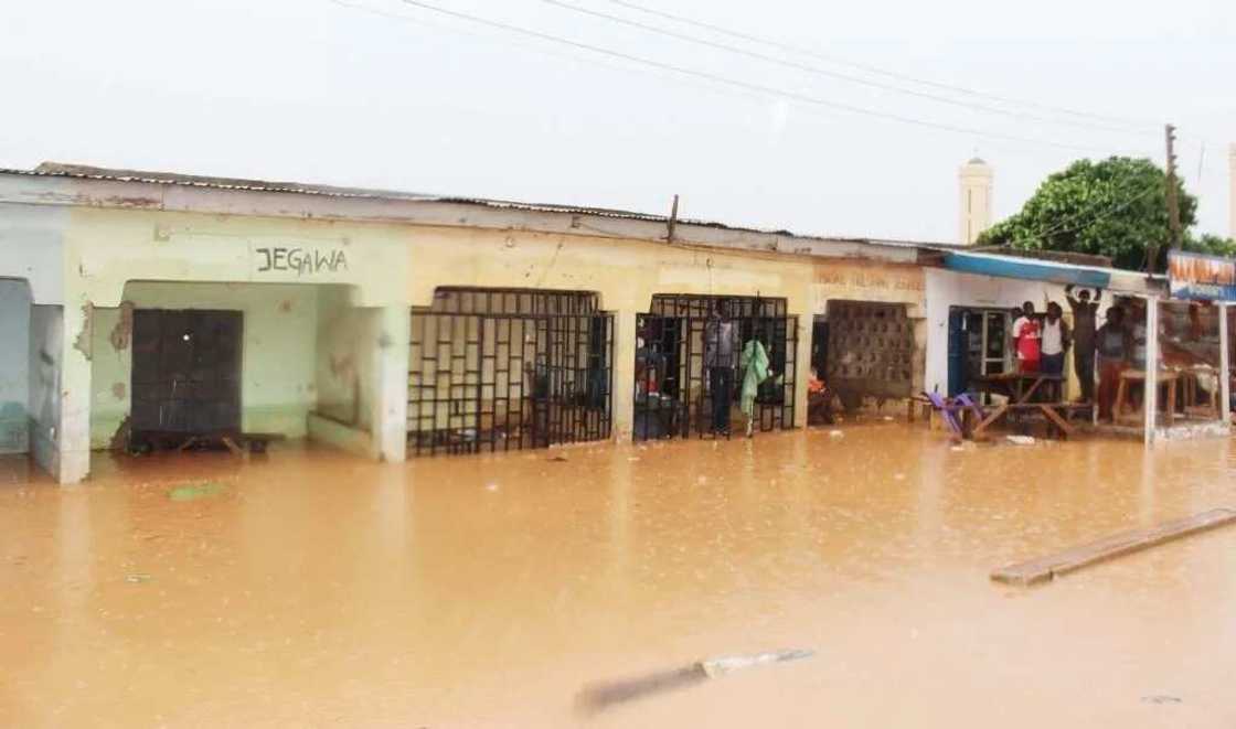 Kalli yadda ambaliyar ruwa yayi wa mazauna garin nan barna (Hotuna)