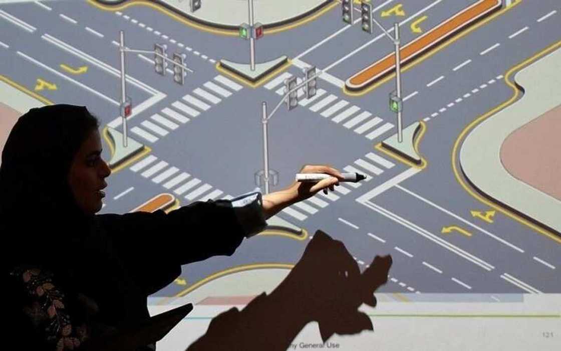 Kalli hotunan yadda ake koya wa mata tukin mota a Saudiyya Kalli hotunan yadda ake koya wa mata tukin mota a Saudiyya