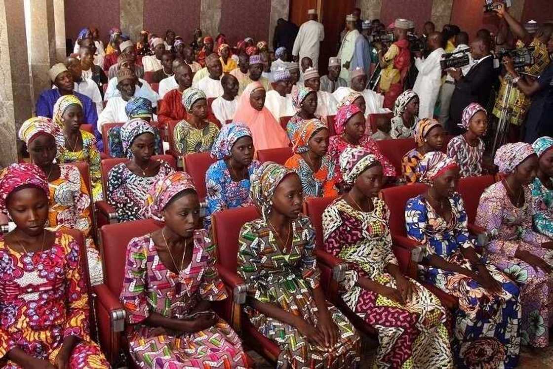 Yan matan Chibok: Buratai ya fadi dalilin da yasa akayi musanyan mutane da yan Boko Haram Yan matan Chibok: Buratai ya fadi dalilin da yasa akayi musanyan mutane da yan Boko Haram