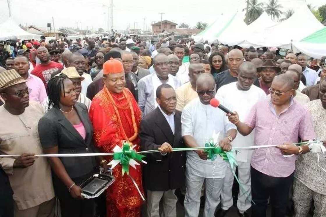 Wani babban basarake ya gargadi ‘yan siyasa a kan bashi toshin kudi Wani babban basarake ya gargadi ‘yan siyasa a kan bashi toshin kudi