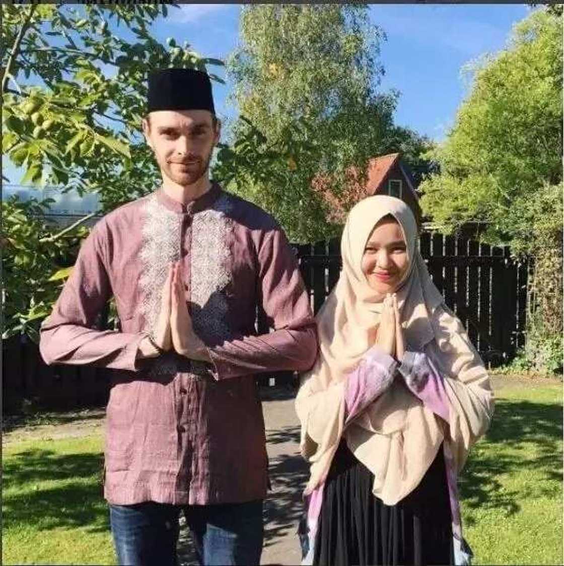 Bature ya Musulunta sanadiyar soyayya da Musulma kuma a karshe an shafa Fatiha Bature ya Musulunta sanadiyar soyayya da Musulma kuma a karshe an shafa Fatiha